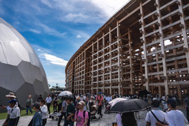 Osaka, Kansai, Japonya 'daki Dünya Fuarı 2025 sahasının hava perspektifi, inşaat çalışmalarının ilerlemesini ve kentsel manzaranın çevresini gösteriyor..