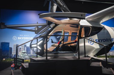 Osaka, Japonya 'da bulunan Osaka Kalesi' ne karşı açık bir kokpiti olan parlak bir SkyDrive aracı..