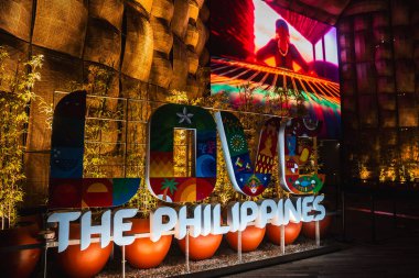 'Love the PHILIPPINES' metni, renkli desenler, aydınlatılmış bambu, altın yapı ve dinamik dijital ekran arkaplanı ile canlı ekran.