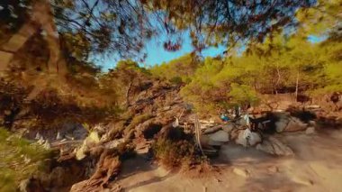 Yunanistan 'da şafak vakti plajın üstündeki bir lagünde FPV uçuşu