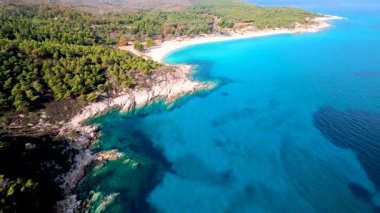 Yunanistan 'da Halkidiki yarımadasında deniz kıyısında bir FPV üzerinde uçmak
