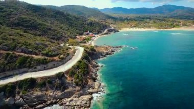 Yunanistan 'da Halkidiki yarımadasında deniz kıyısında bir FPV üzerinde uçmak