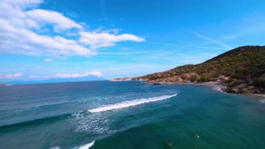 Yunanistan 'da Halkidiki yarımadasında deniz kıyısında bir FPV üzerinde uçmak