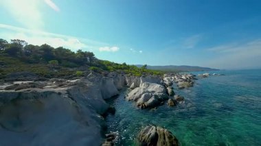 Yunanistan 'da Halkidiki yarımadasında deniz kıyısında bir FPV üzerinde uçmak