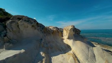 Yunanistan 'da Halkidiki yarımadasında deniz kıyısında bir FPV üzerinde uçmak