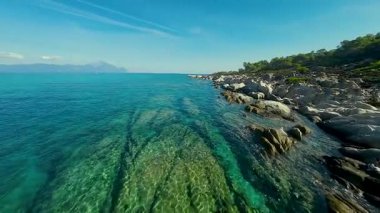 Yunanistan 'da Halkidiki yarımadasında deniz kıyısında bir FPV üzerinde uçmak