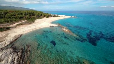 Yunanistan 'da Halkidiki yarımadasında deniz kıyısında bir FPV üzerinde uçmak