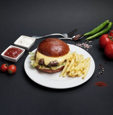 Karla kaplı evleri olan güzel kış manzarası