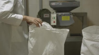 Bir laboratuvar teknisyeni tüm bileşenleri biyokimyasal bir işlem için kontrol eder.