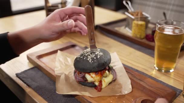 Smaczny Burger Bliska Gotowane Soczyste Kanapki Koncepcja Fast Food Przepis — Wideo stockowe
