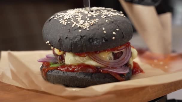 Sabroso Primer Plano Hamburguesa Sándwich Jugoso Cocido Concepto Comida Rápida — Vídeos de Stock