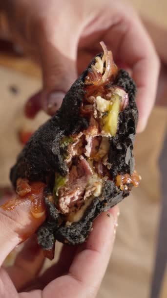 Velký Chutný Burger Masovou Kotletou Cibulí Zeleninou Taveným Sýrem Salátem — Stock video