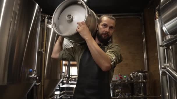 Bir Erkek Bira Imalatçısı Bira Üretilen Büyük Bir Fıçı Alkollü — Stok video