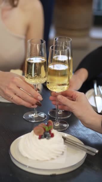 Champagneglas Kvinnliga Händer Vänner Dricker Glas — Stockvideo