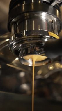 Kahve makinesi fincana kahve doldurur.