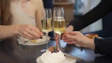 Güzel genç kızlar alkollü içecekler içerler ve bir restoranda sohbet ederler.