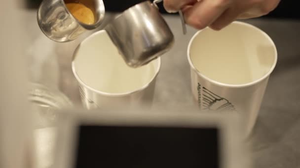 Αργή Κίνηση Των Χεριών Χύνοντας Καφέ Από Διακομιστή Τους Ένα — Αρχείο Βίντεο