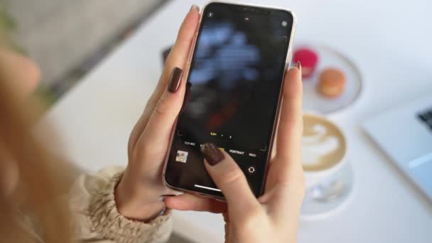 Krásná Mladá Dáma Používá Svůj Mobilní Telefon Fotit Její Jídlo — Stock video