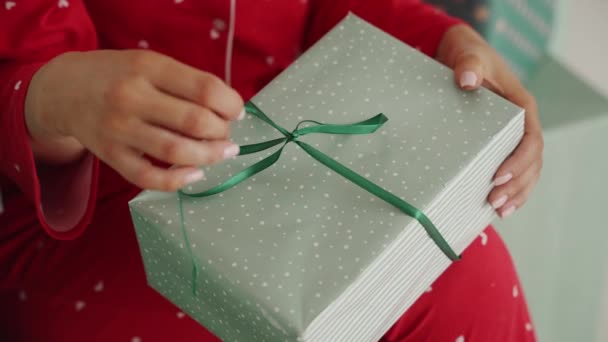 Das Mädchen Packt Geschenke Aus Eine Junge Frau Löst Ein — Stockvideo
