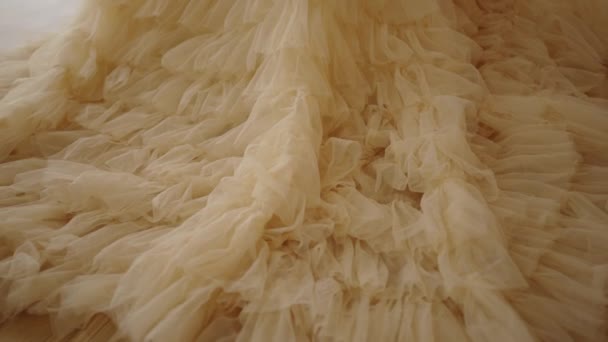 一个年轻漂亮的姑娘站在靠近窗户的一间白色房间里 豪华桃子蓬松蓬松的郁金香裙和长长的火车 — 图库视频影像