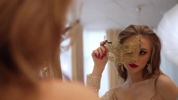 Una Hermosa Chica Vestido Lujo Cubre Cara Con Una Máscara — Vídeo de stock