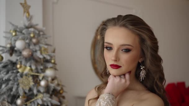 Krásný Vzhled Mladé Dívky Pozadí Vánočního Stromečku — Stock video