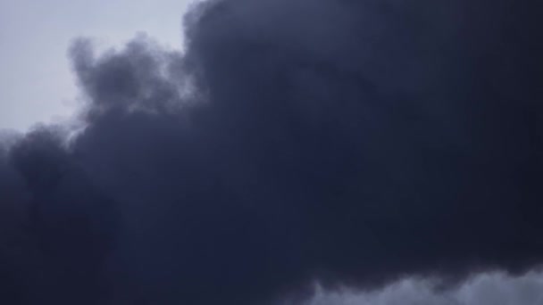 Чёрный Дым Поднимается Здания Охваченного Огнём Взрыв Катастрофа — стоковое видео