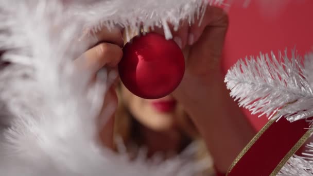 Genç Bir Kız Yeni Yıl Tatiline Hazırlanıyor Noel Ağacını Süslüyor — Stok video