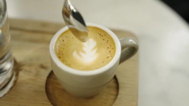 Makineden yakın plan Espresso kahvesi dökülüyor. Kahve demliyorum.