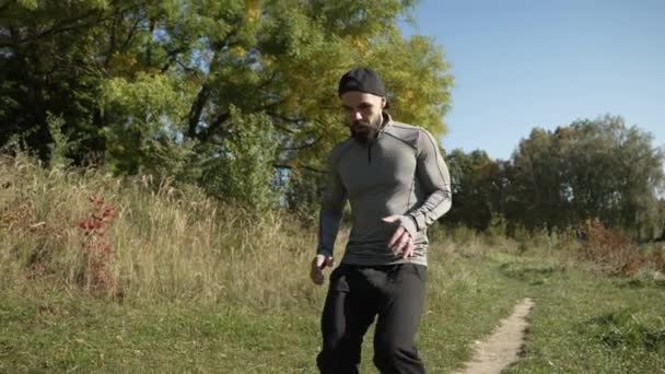 Uomo Sportivo Che Jogging Nel Parco — Video Stock