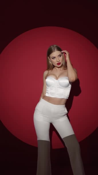 Сексуальна Дівчина Білому Вбранні Червоному Тлі — стокове відео