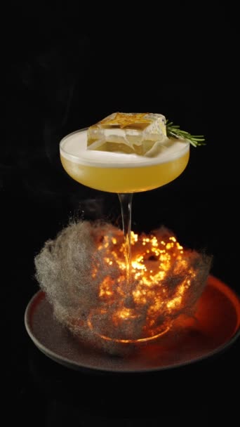 Cocktail Auf Schwarzem Hintergrund Mit Dampf Hintergrund — Stockvideo