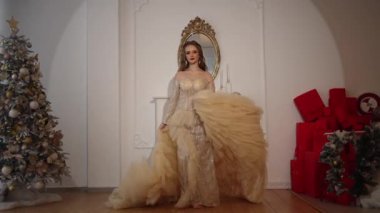 Yeni yıl kutlamasında bej elbiseli seksi kız.