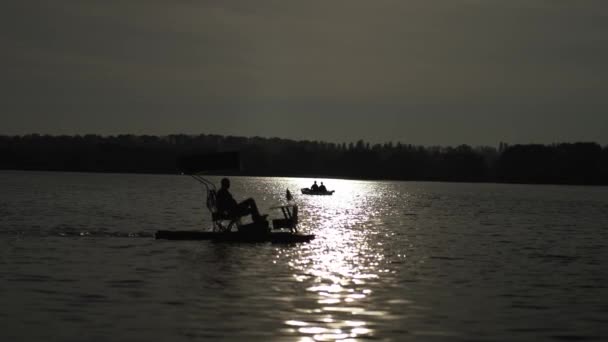 人们在日落后的夜晚乘船和骑双桅船 — 图库视频影像