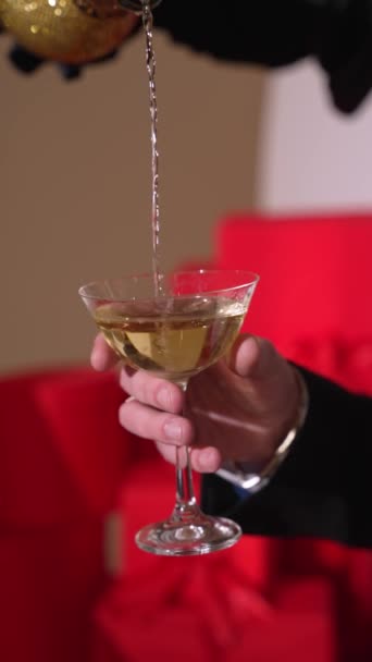 Una Festa Una Donna Versa Bicchiere Champagne Uomo Vestito Nero — Video Stock