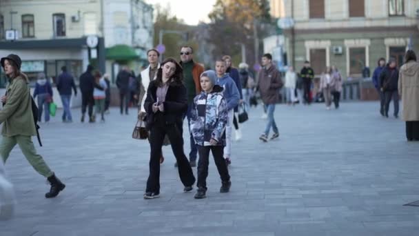 Vida Urbana Las Personas Otoño Ucrania — Vídeos de Stock