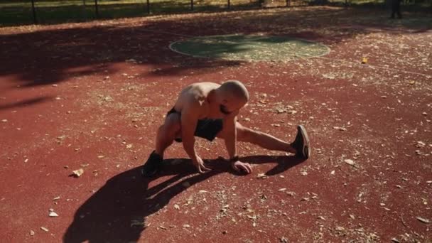Молодой Спортсмен Разминает Ноги Спортивной Площадке Время Утренней Тренировки Йоги — стоковое видео