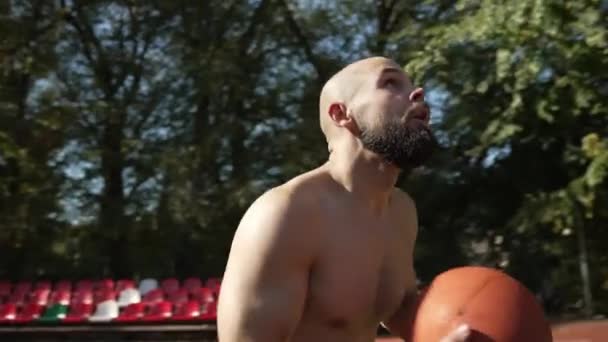 Kaslı Bir Sporcu Topu Basketbol Sahasında Potaya Atmaya Çalışıyor — Stok video