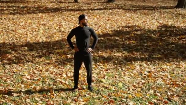 Genç Bir Adam Vücut Kaslarını Açık Havada Yoğun Bir Idmandan — Stok video