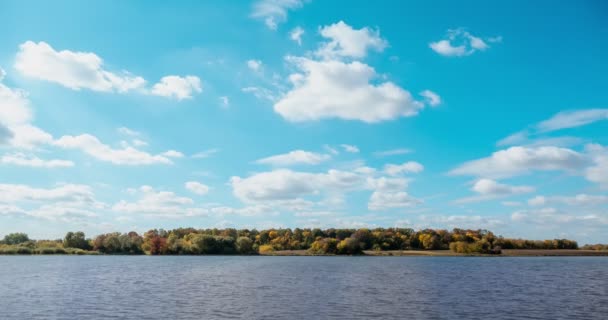 Білі Хмари Блакитному Осінньому Небі Над Річкою — стокове відео