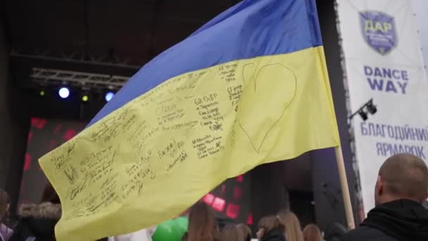Демонстрация Независимой Страны Красочного Желто Синего Патриотического Флага Надписями Просящими — стоковое видео