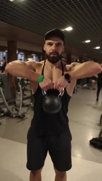 強力なボディビルダーは ダンベル ジムで男の建物の筋肉で二足の演習を行う 筋肉運動体 — ストック動画