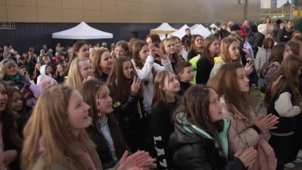 Junge Leute Haben Spaß Beim Tanzen Auf Einem Konzert Ihrer — Stockvideo