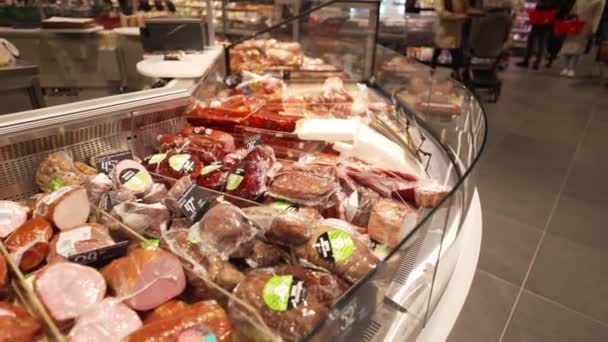 展示有价签的切片肉 超级市场的肉类部门 乌克兰Rivne 10月14日 — 图库视频影像