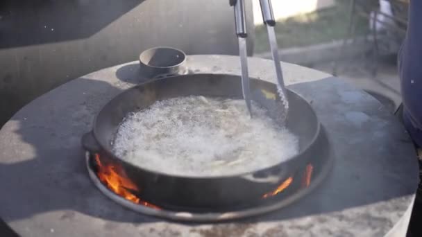 Processo Cozimento Batatas Fritas Grande Caldeirão Sobre Fogo Livre — Vídeo de Stock