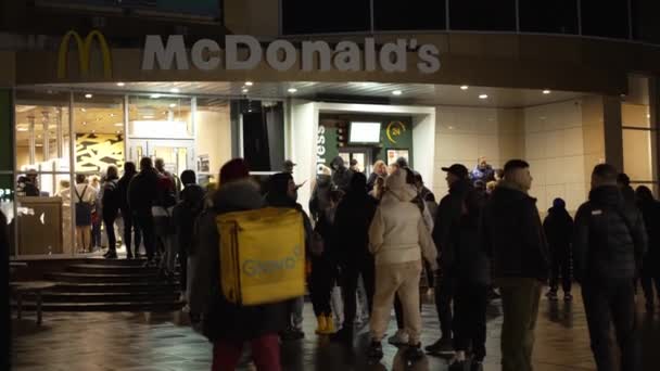 Überfüllte Mcdonalds Menschen Stehen Einer Langen Schlange Auf Der Straße — Stockvideo