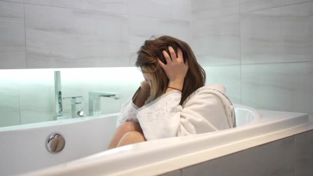 Μια Φοβισμένη Νεαρή Γυναίκα Κάθεται Στο Μπάνιο Όπου Ένας Θυμωμένος — Αρχείο Βίντεο