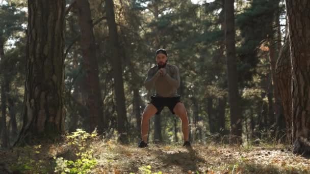 Fitness Hombre Entrena Sus Glúteos Una Profunda Sentadilla Bosque Aire — Vídeos de Stock