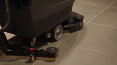 Alışveriş merkezinde büyük siyah bir robot elektrikli süpürge. Büyük odalarda yer temizleme teknolojisi