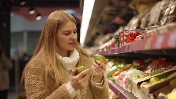 Chica Hace Compras Supermercado Comida Sana Concepto Comprar Productos Selección — Vídeo de stock